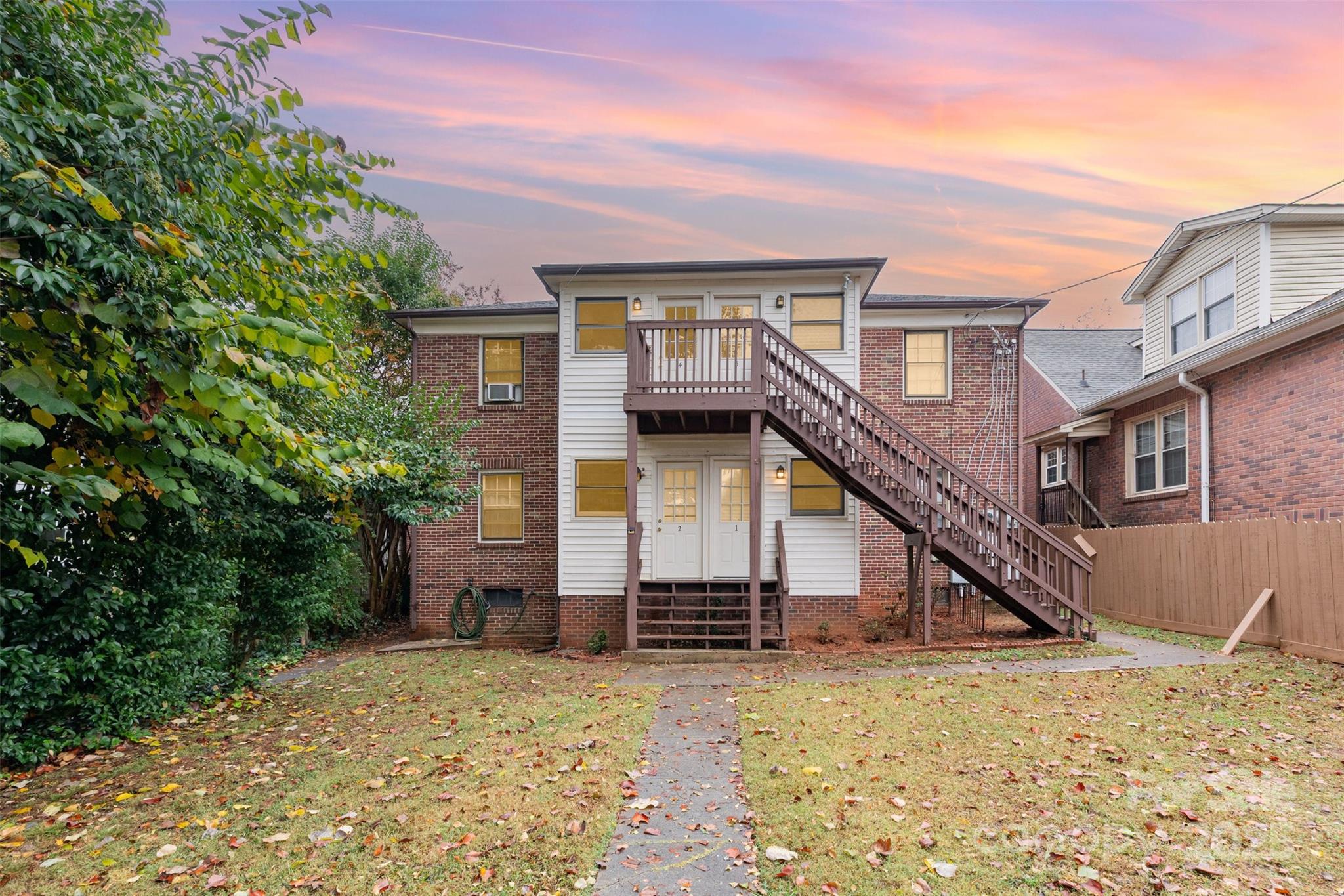 1412 Kenilworth Avenue Charlotte, NC 28203 - Photo 22 of 25 front view of house with a small yard