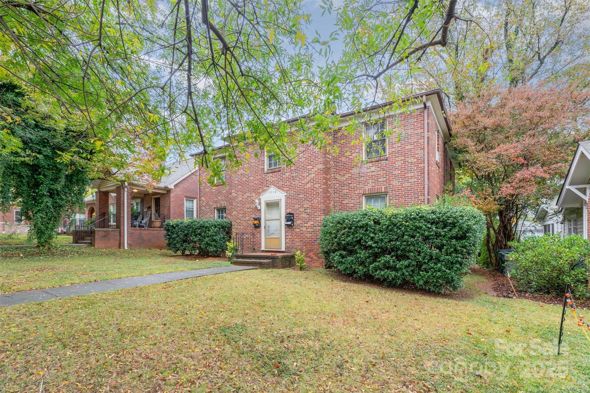 1412 Kenilworth Avenue Charlotte, NC 28203 - Photo 3 of 25 a front view of a house with a yard