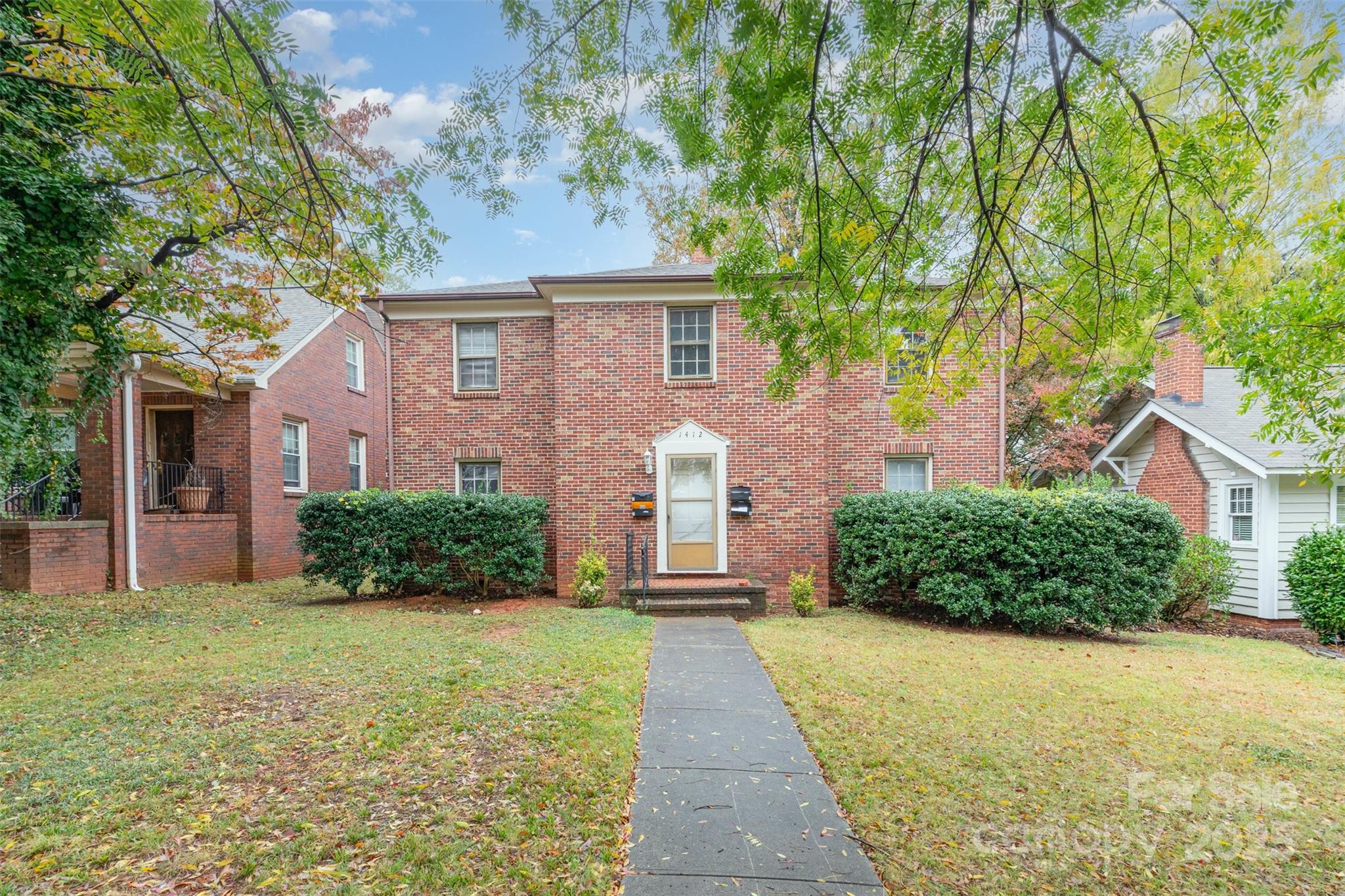 1412 Kenilworth Avenue Charlotte, NC 28203 - Photo 4 of 25 a front view of a house with a yard