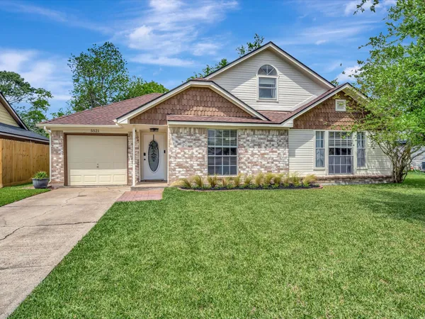 $215,000 | 5521 Winding Brook Drive, Dickinson, TX 77539