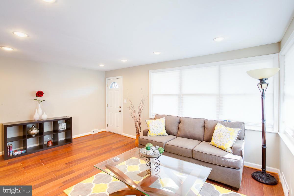 718 Greenwood Road Baltimore, MD 21208 - Photo 4 of 24 Living Room