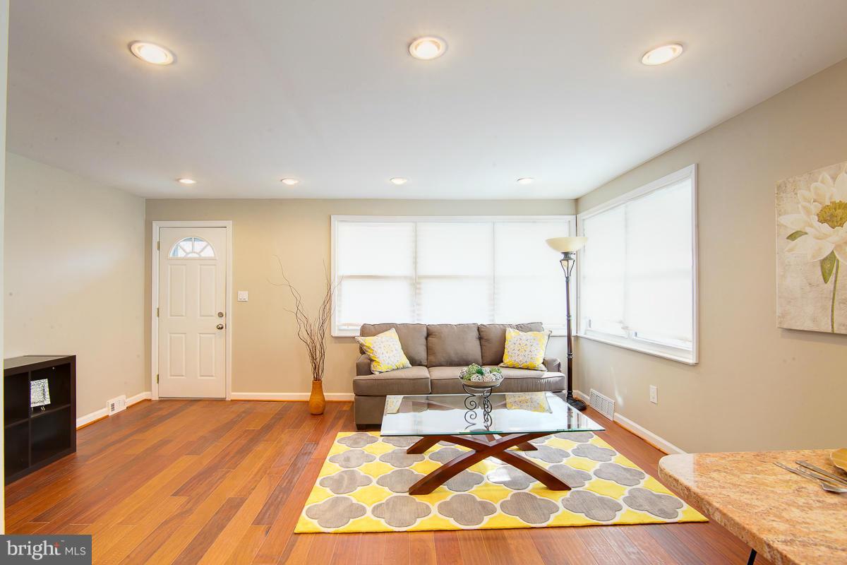 718 Greenwood Road Baltimore, MD 21208 - Photo 5 of 24 Living Room
