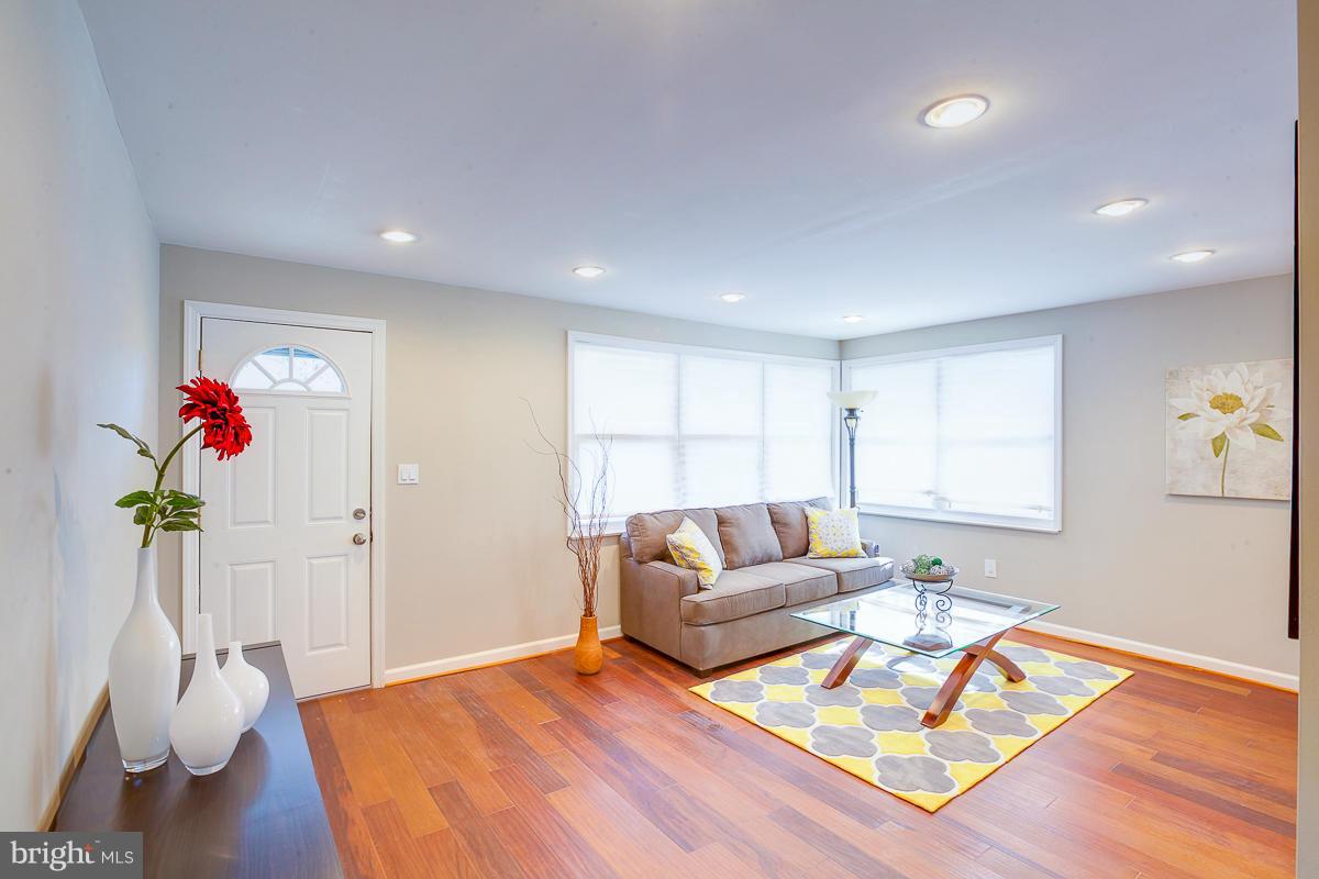 718 Greenwood Road Baltimore, MD 21208 - Photo 6 of 24 Living Room