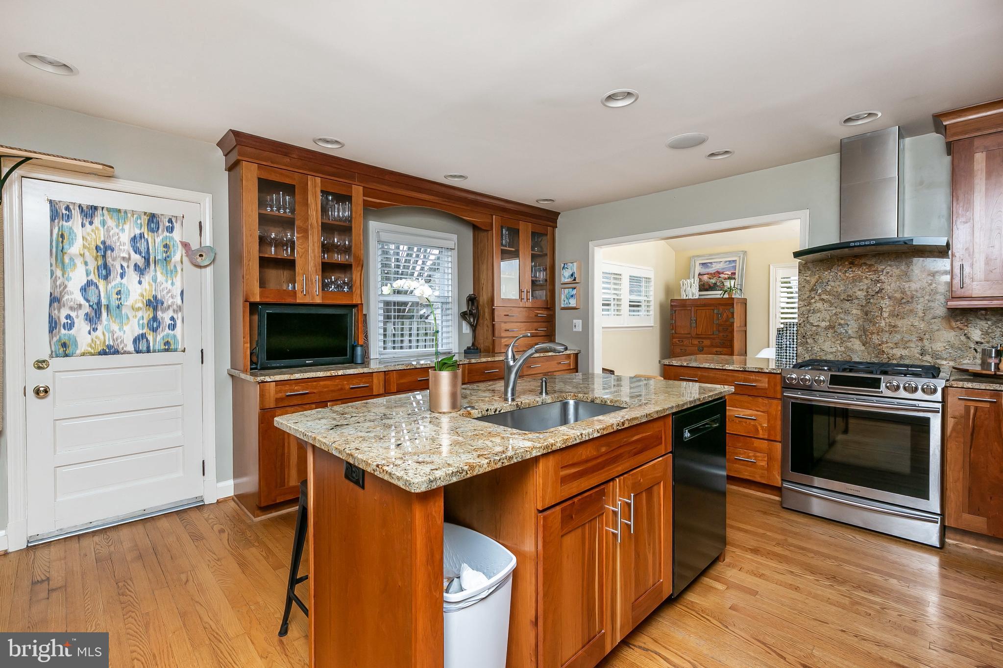 630 Piccadilly Road Towson, MD 21204 - Photo 11 of 38 Loads of Custom Cabinetry
