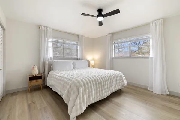 a view of a house with backyard and garden