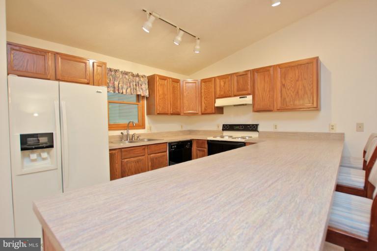 108 Federal Road Locust Grove, VA 22508 - Photo 19 of 29 Long breakfast counter & workspace!