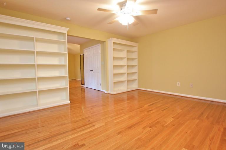 108 Federal Road Locust Grove, VA 22508 - Photo 20 of 29 Master bedroom suite with library