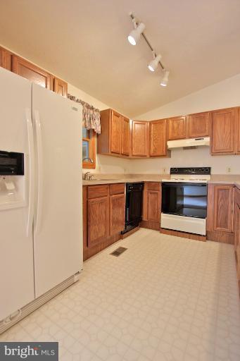 108 Federal Road Locust Grove, VA 22508 - Photo 4 of 29 Plenty of counter and cabinet space