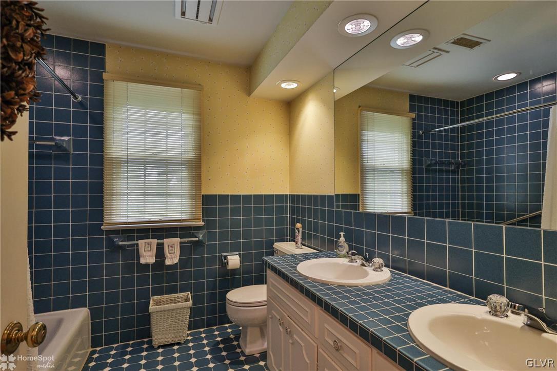 737 Yorkshire Road Bethlehem, PA 18017 - Photo 29 of 35 Gallery Image 29