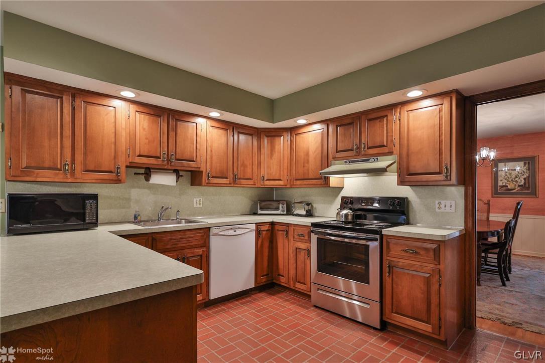 737 Yorkshire Road Bethlehem, PA 18017 - Photo 8 of 35 Gallery Image 8