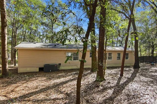 a view of a house with backyard