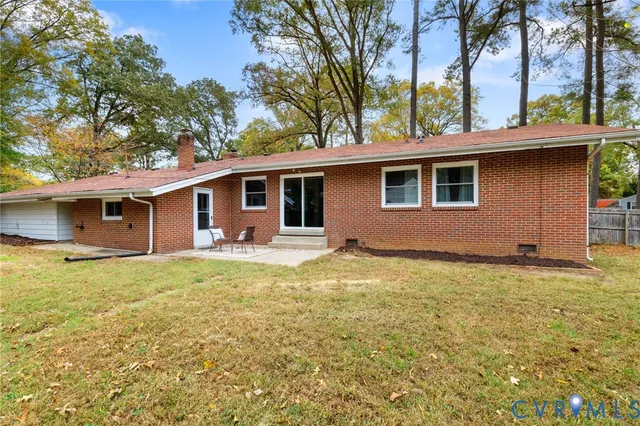 a view of a house with a backyard