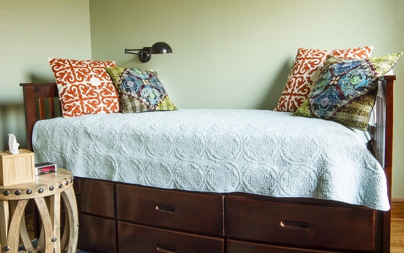 2134 North Damen Avenue, Unit 2 Chicago, IL 60647 - Photo 16 of 22 a bedroom with a bed and a painting on the wall