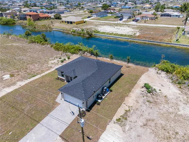 a view of a house with backyard and garden