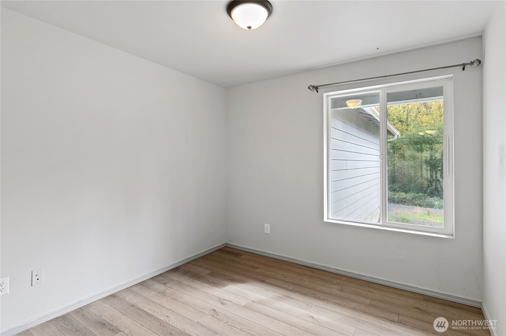 5151 East Pickering Road Shelton, WA 98584 - Photo 20 of 27 an empty room with wooden floor and windows