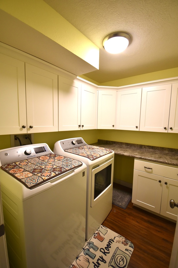 1915 Dunraven Road Bloomington, IL 61704 - Photo 22 of 26 a kitchen that has a sink and a stove