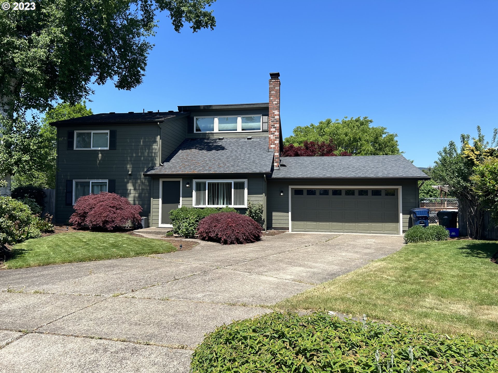 6558 Thurston Road Springfield, OR 97478 - Photo 1 of 26 a front view of a house with a garden and yard