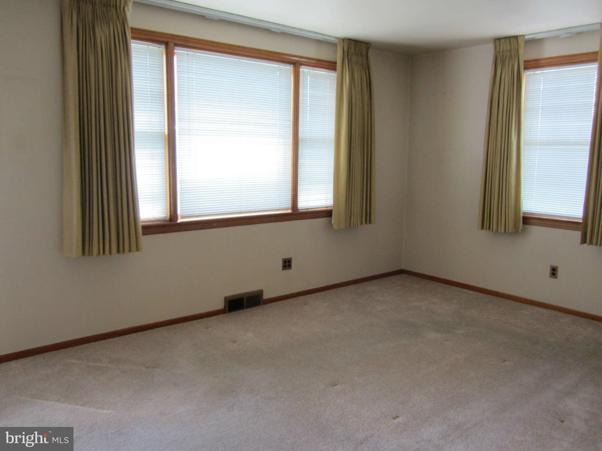 4603 Raspe Avenue Baltimore, MD 21206 - Photo 4 of 16 Living Room