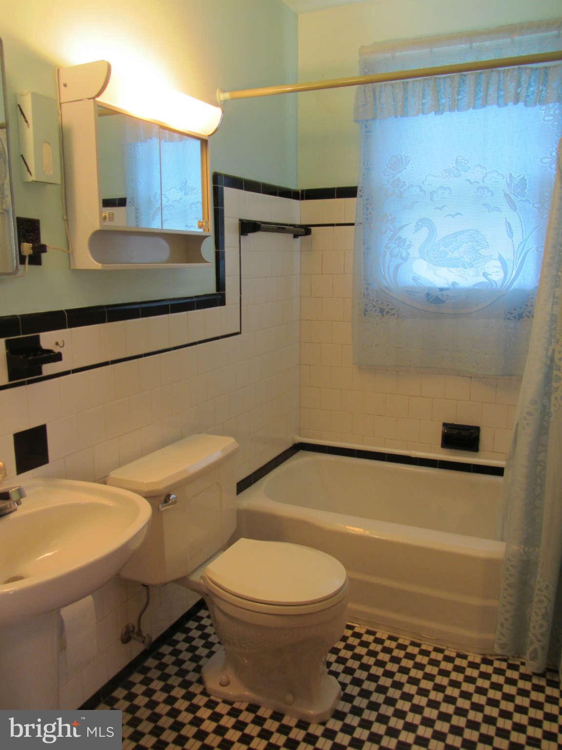 4603 Raspe Avenue Baltimore, MD 21206 - Photo 7 of 16 Bath
