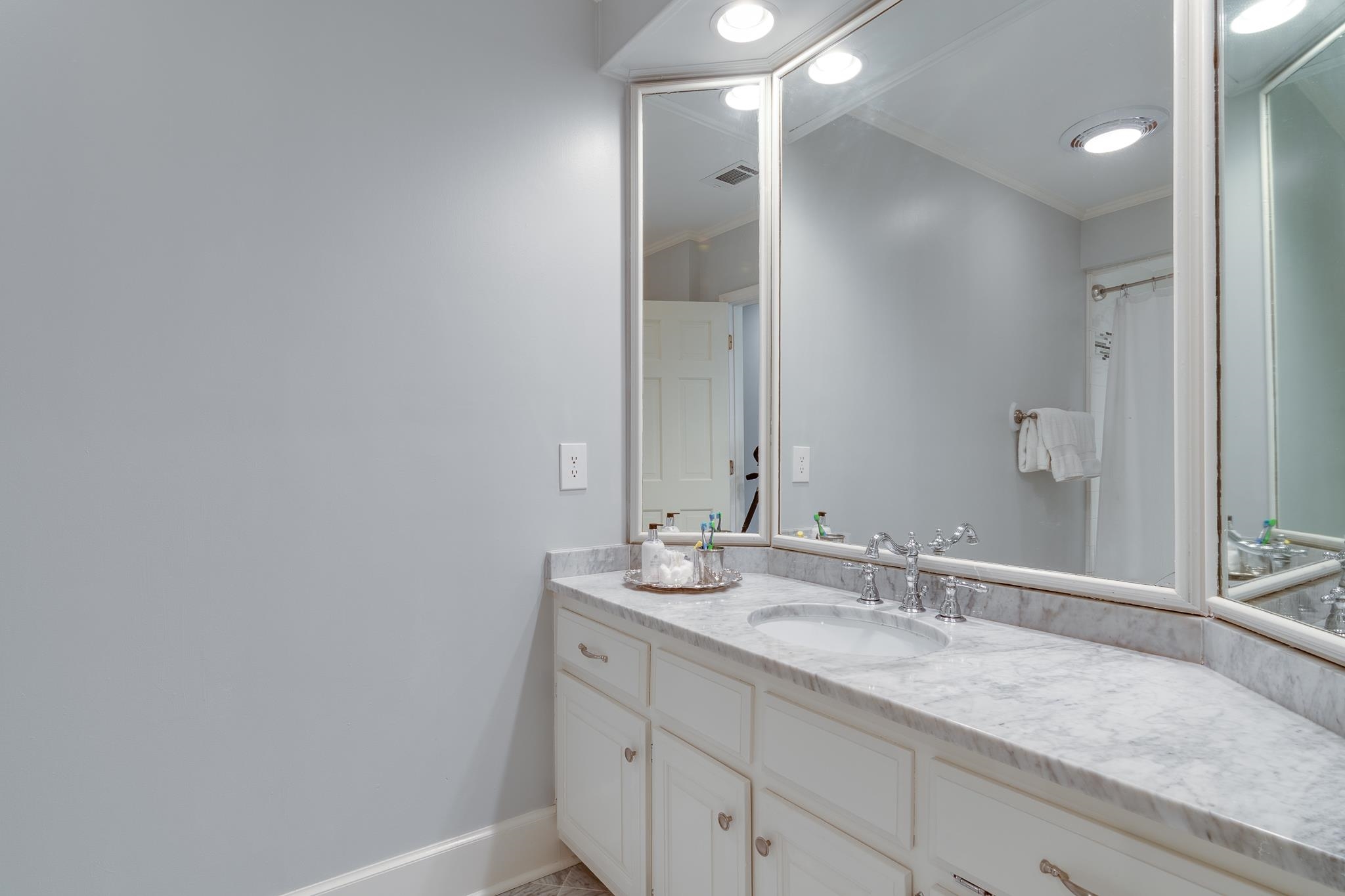 263 North Rose Road Memphis, TN 38117 - Photo 14 of 25 a bathroom with a sink and a mirror