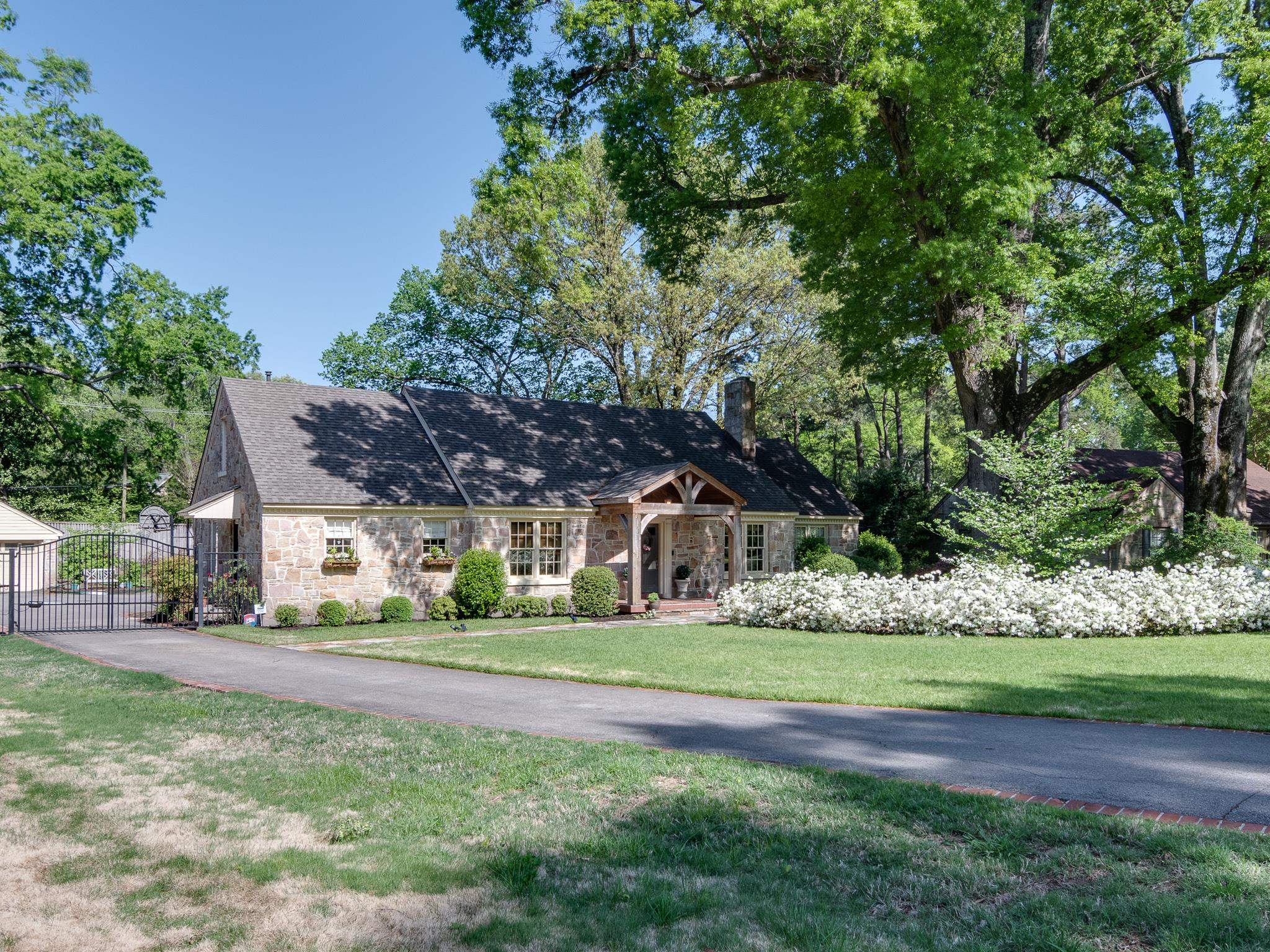 263 North Rose Road Memphis, TN 38117 - Photo 2 of 25 a front view of a house with a yard