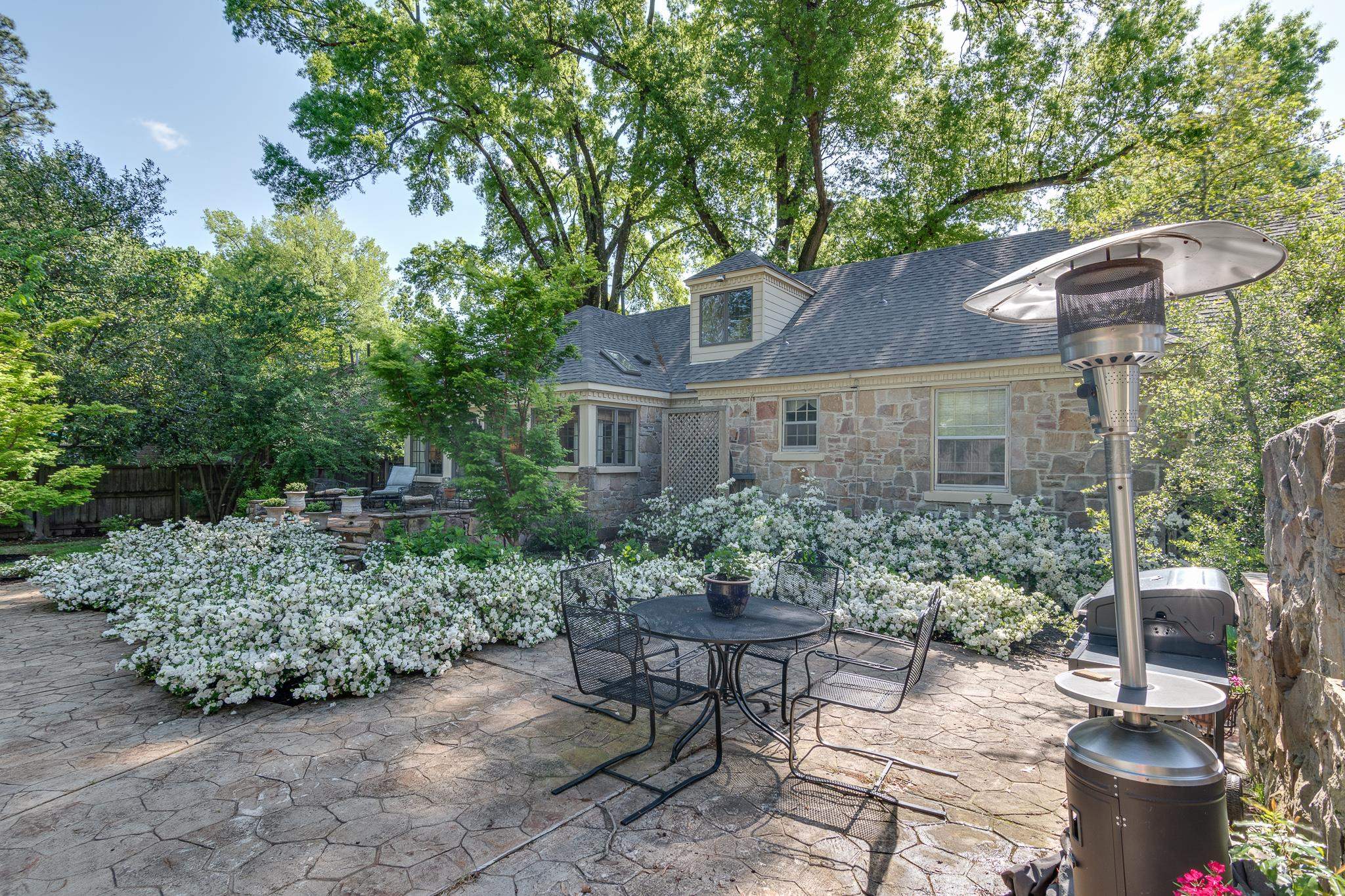 263 North Rose Road Memphis, TN 38117 - Photo 21 of 25 a view of a patio with chair and table under an umbrella