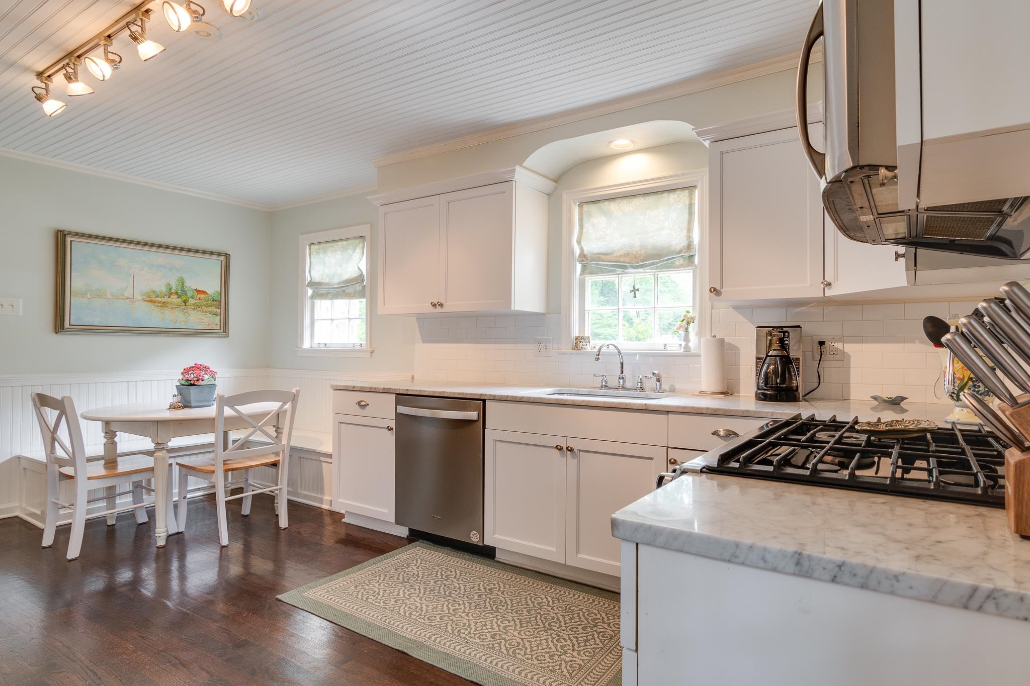 263 North Rose Road Memphis, TN 38117 - Photo 8 of 25 a kitchen with a stove a sink and a window