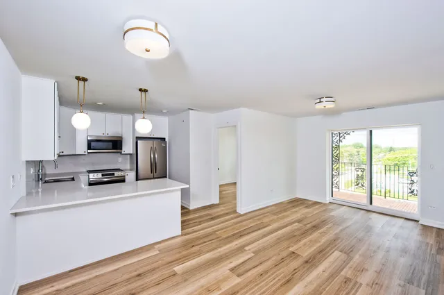 $299,900 | 9396 Landings Lane, Unit 406, Des Plaines, IL 60016