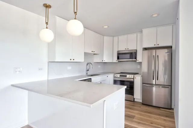 $299,900 | 9396 Landings Lane, Unit 406, Des Plaines, IL 60016