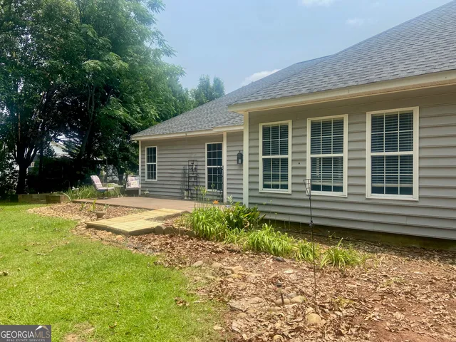 a house with swimming pool in front of it