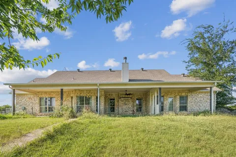 a view of backyard with garden