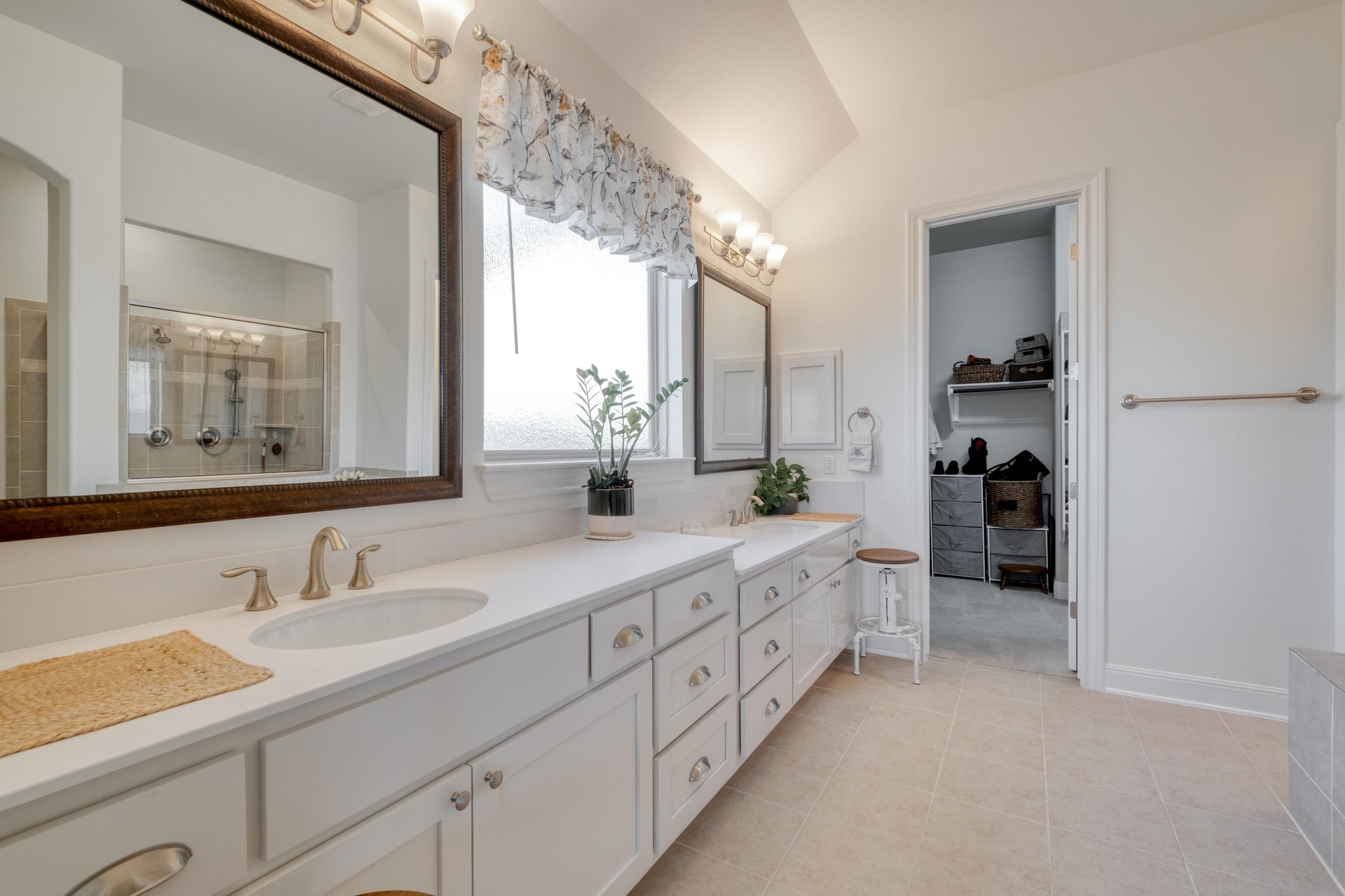 3204 Venezia View Leander, TX 78641 - Photo 18 of 28 2nd Primary Bathroom featuring lofted ceiling and double vanity