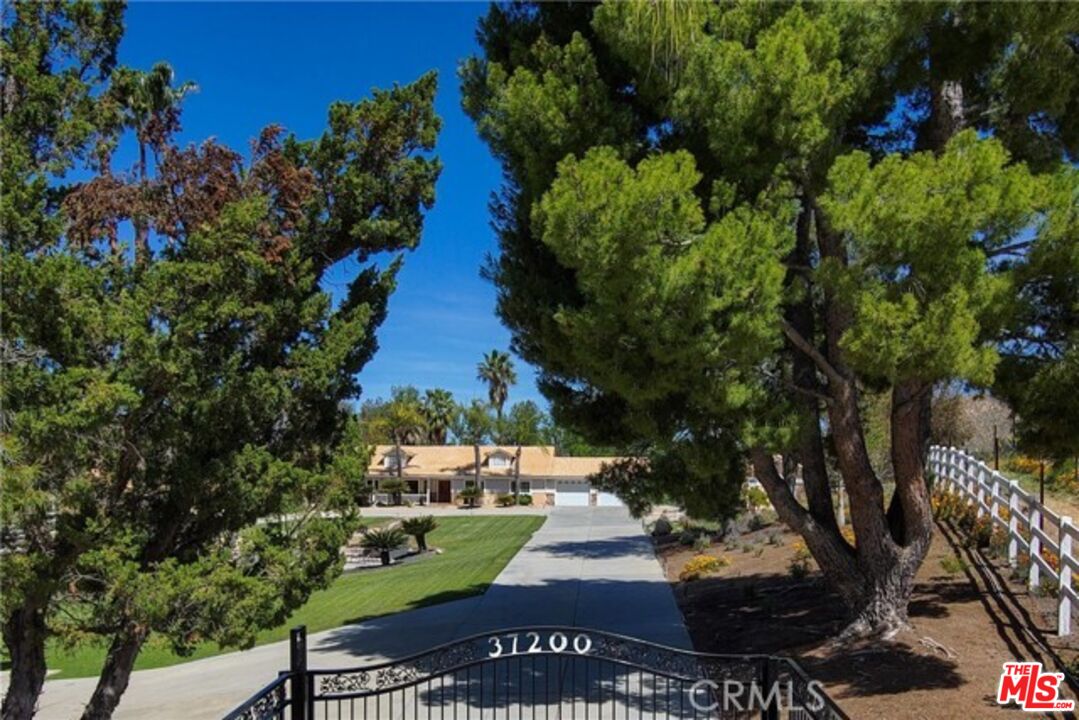 37200 Glen Oaks Road, Unit 3 Temecula, CA 92592 - Photo 13 of 42 an aerial view of a house having yard