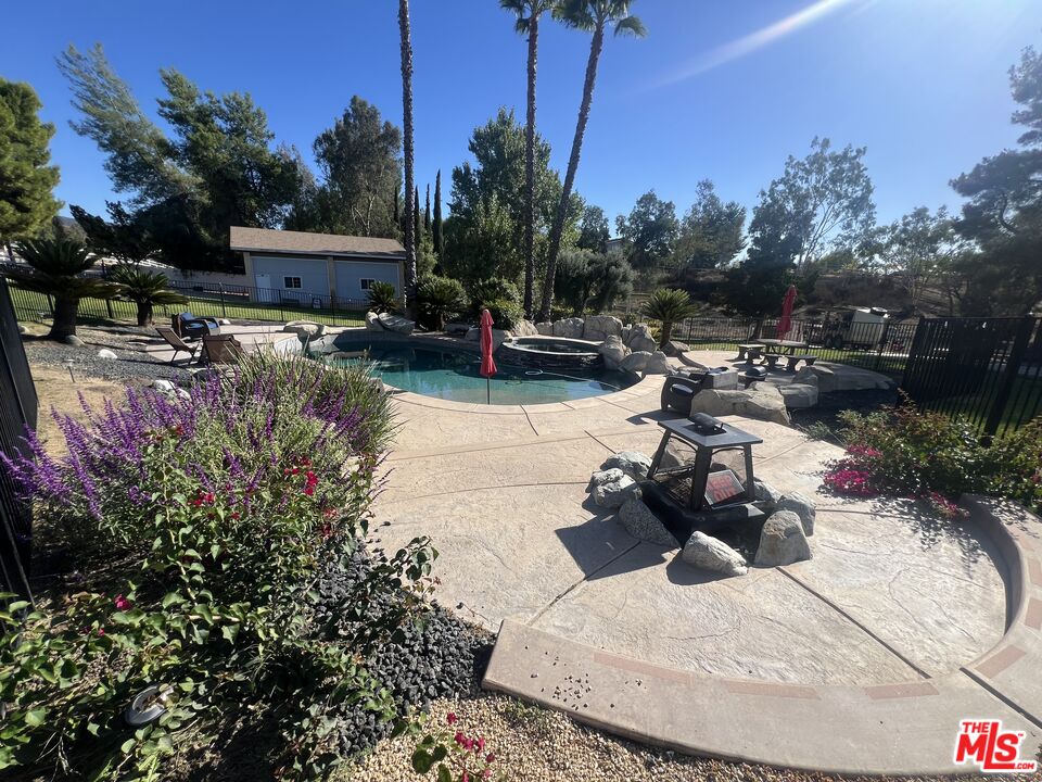 37200 Glen Oaks Road, Unit 3 Temecula, CA 92592 - Photo 33 of 42 a view of a backyard