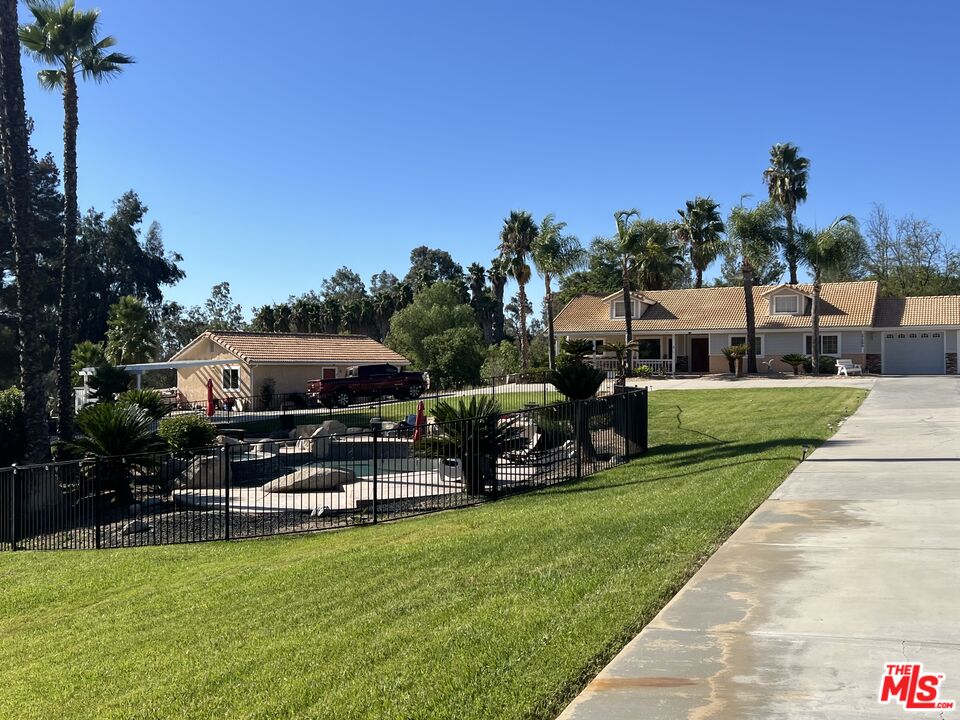 37200 Glen Oaks Road, Unit 3 Temecula, CA 92592 - Photo 39 of 42 a view of a house with swimming pool and sitting area