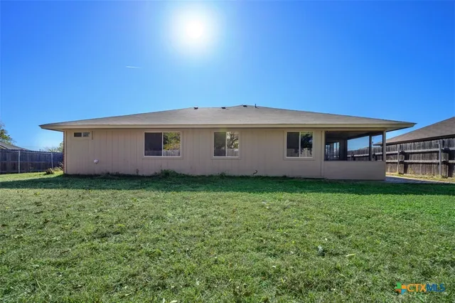 a view of a house with backyard