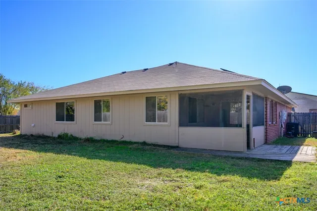 a view of front of a house with a yard