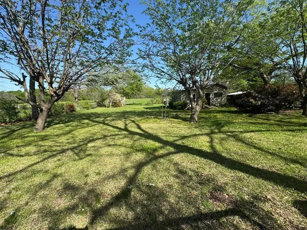 a view of a yard with basketball court