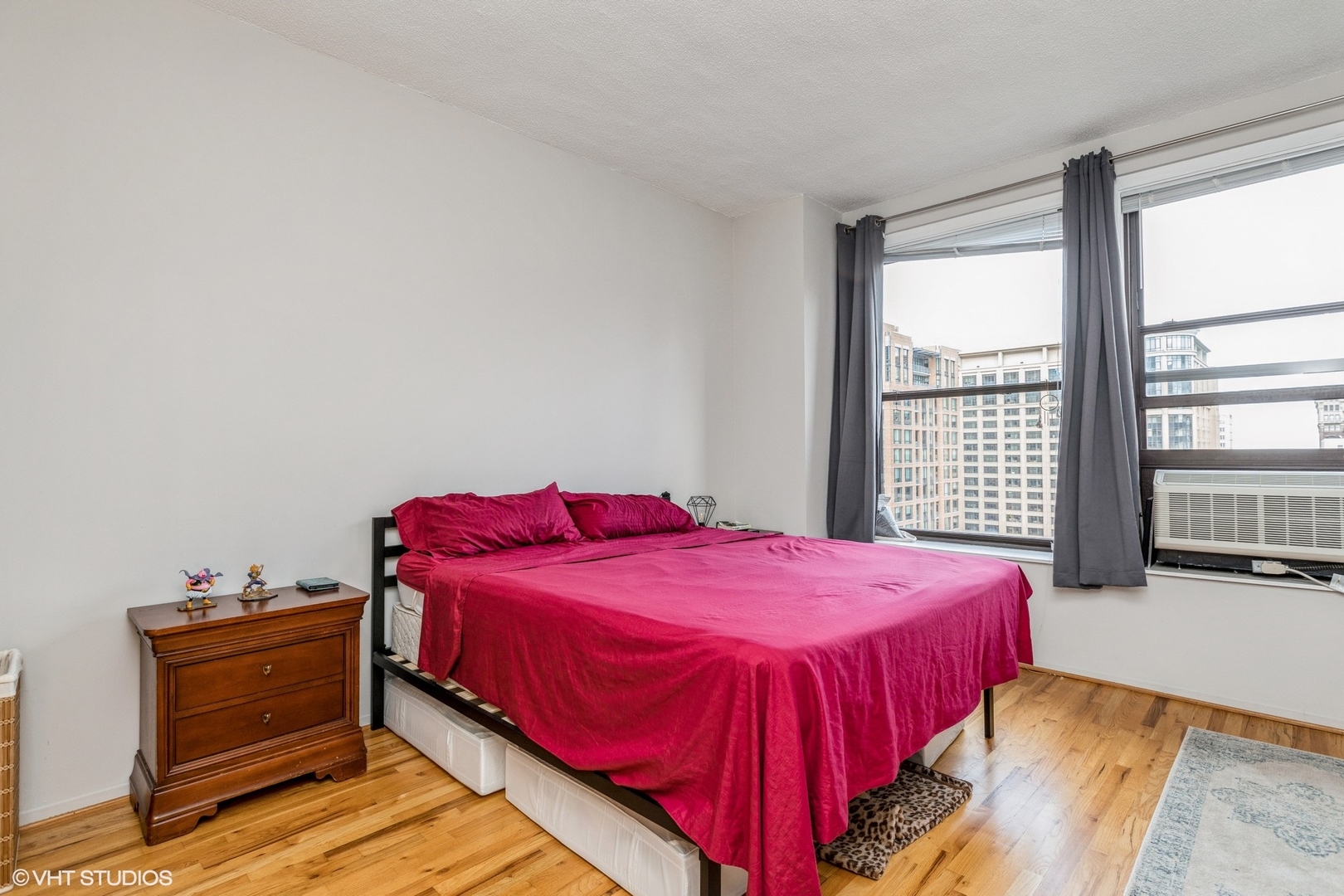 600 South Dearborn Street, Unit 1104 Chicago, IL 60605 - Photo 7 of 10 a bedroom with a bed and a window