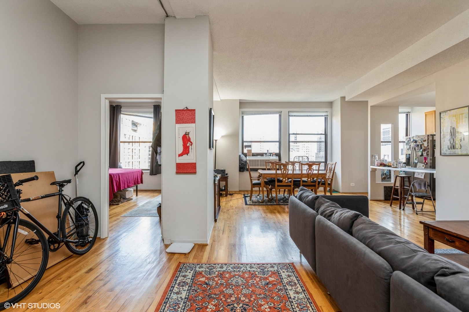 600 South Dearborn Street, Unit 1104 Chicago, IL 60605 - Photo 9 of 10 a living room with furniture and a table