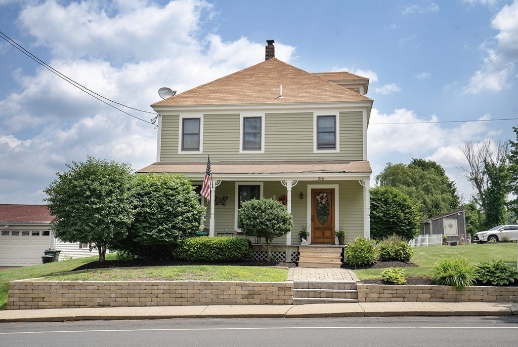 215 Market Street Amesbury, MA 01913 - Photo 33 of 41 a front view of a house with a yard