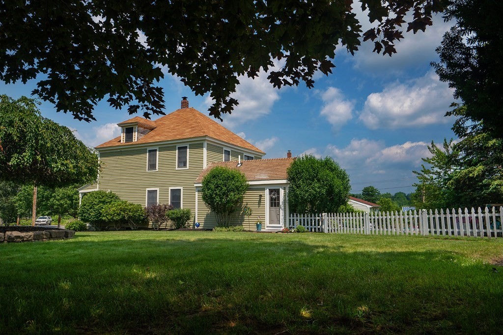 215 Market Street Amesbury, MA 01913 - Photo 4 of 41 a view of a house with a garden