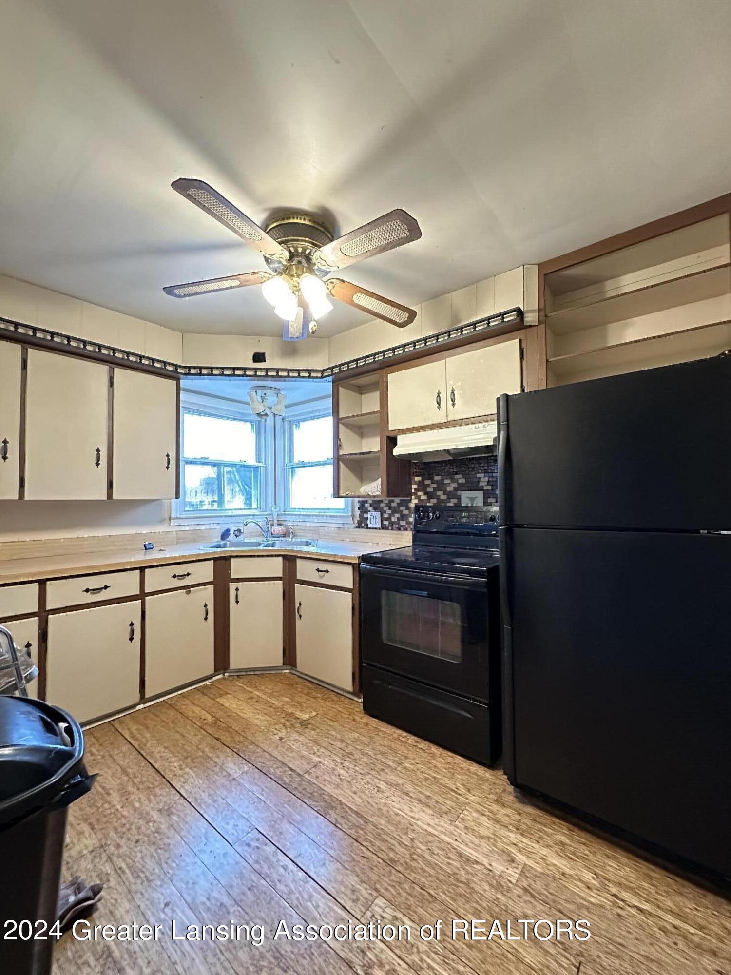 331 Strathmore Road Lansing, MI 48910 - Photo 23 of 31 Kitchen