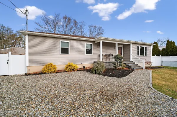 a view of a house with backyard