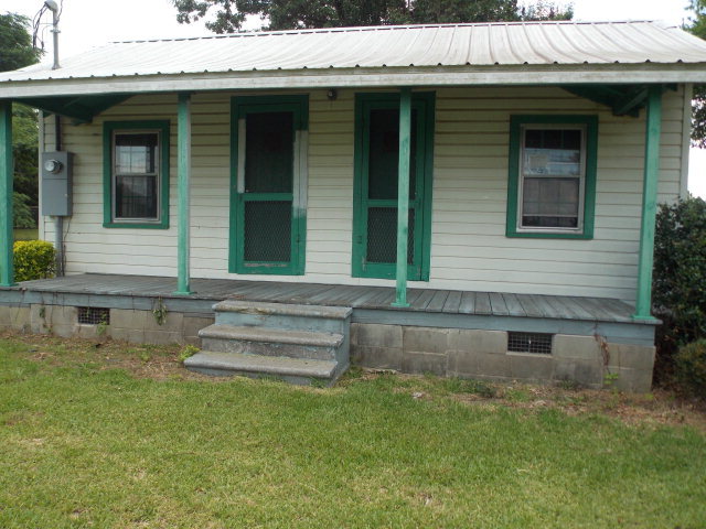 454 Cochran, GA 31014 - Photo 1 of 8 a front view of a house with a yard