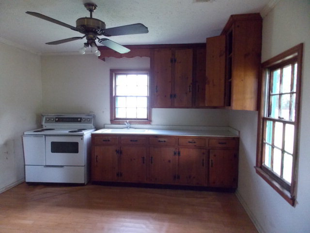 454 Cochran, GA 31014 - Photo 2 of 8 a kitchen with a stove and a microwave