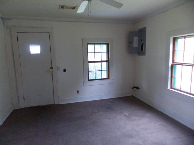 454 Cochran, GA 31014 - Photo 3 of 8 an empty room with windows