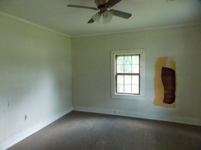 454 Cochran, GA 31014 - Photo 4 of 8 an empty room with a window