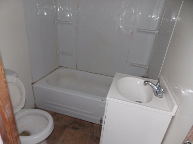 454 Cochran, GA 31014 - Photo 5 of 8 a bathroom with a sink and bathtub
