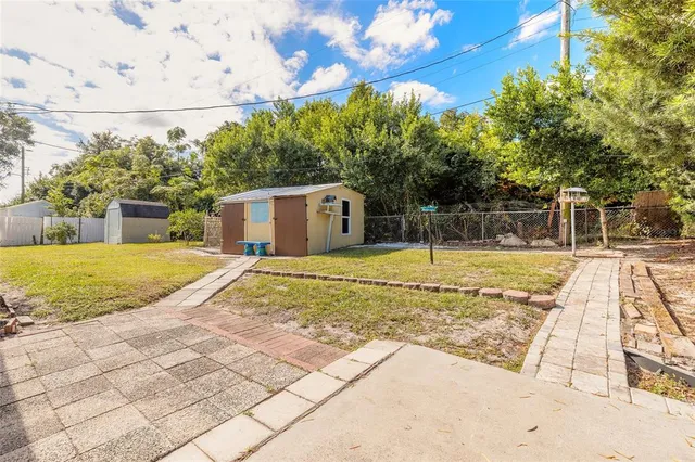 a view of a backyard